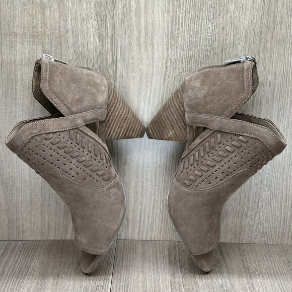 Vince Camuto Sandals Womens Size 8.5M Cone Heel Peep Toe Zip Pump Leather Taupe - Picture 9 of 13